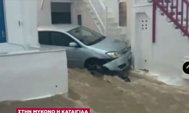 «Πνίγηκε» η Μύκονος από την κακοκαιρία: Πλημμυρισμένα σπίτια και «αυτοσχέδιοι» καταρράκτες στο νησί