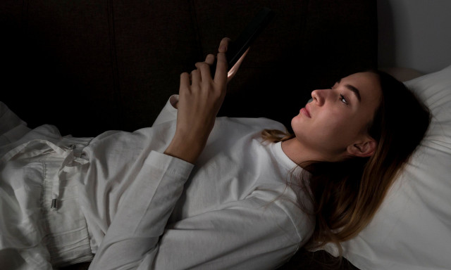 Αφήστε κάτω το κινητό - Πώς συνδέεται με την αϋπνία