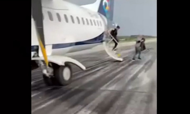 Η στιγμή της εκκένωσης του αεροσκάφους μετά την αναγκαστική προσγείωση στην Μυτιλήνη - Video