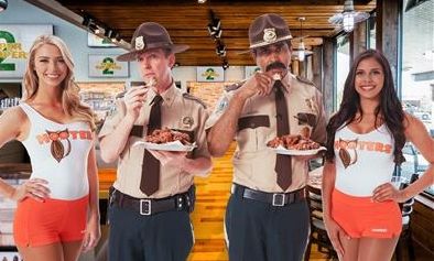 Η Hooters κατέθεσε αίτηση πτώχευσης: Τέλος εποχής για τις σερβιτόρες με τα καυτά σορτς