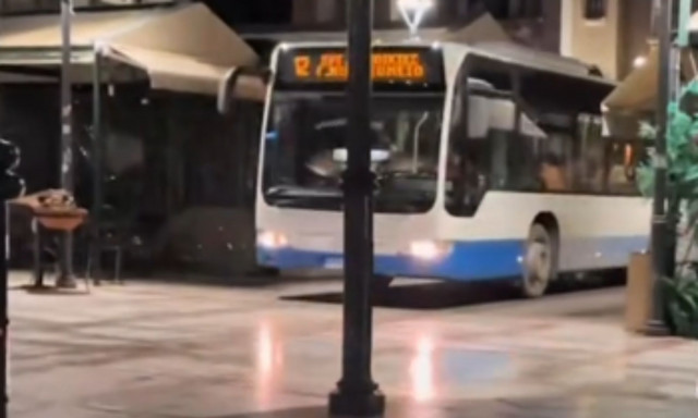 Λαμία: Νταλίκα προκάλεσε κυκλοφοριακό χάος - Τα οχήματα περνούσαν... πάνω από την πλατεία - Βίντεο