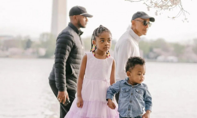 Το τέλειο «κλικ» - Η στιγμή που ο Μπαράκ Ομπάμα «τρυπώνει» σε οικογενειακή φωτογραφία