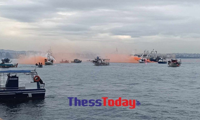 Θεσσαλονίκη: Ξεκίνησαν τις κινητοποιήσεις τους οι αλιείς- Καπνογόνα και φωτοβολίδες στον Θερμαϊκό
