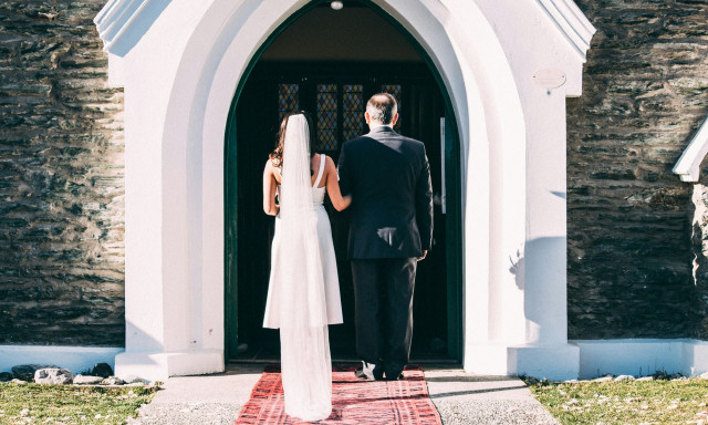 Θεσσαλονίκη: Χαμός σε γάμο – Συνέλαβαν τη νύφη στα σκαλιά της εκκλησίας μετά από μήνυση του… πρώην