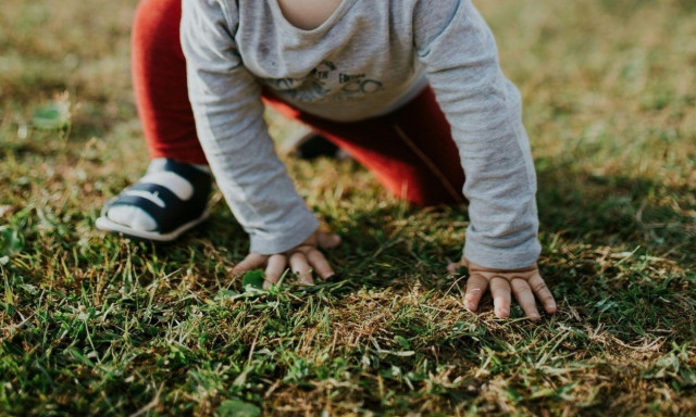 Συναγερμός στην Πάτρα: Άνδρας απειλούσε να πετάξει το 18μηνών παιδί του στο κενό