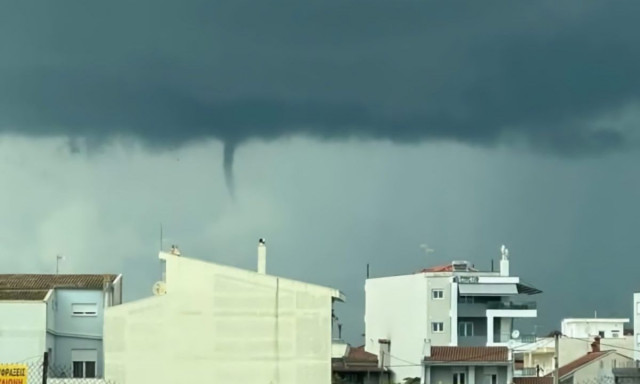 Λάρισα: «Υδροστρόβιλος» εμφανίστηκε πάνω από την πόλη