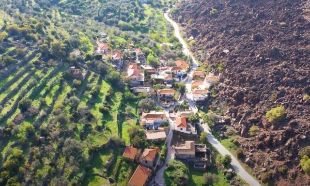 Καμμένη Χώρα: Το χωριό των Μεθάνων που είναι χτισμένο δίπλα στον κρατήρα του ηφαιστείου