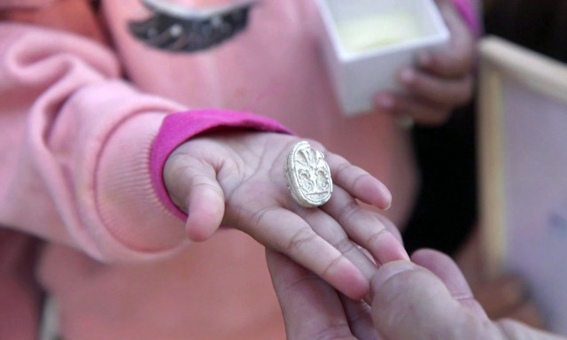 Ένα μικρό παιδί μάζεψε μια πέτρα σε μια οικογενειακή εκδρομή - Ήταν ένα τεχνούργημα 3.800 ετών