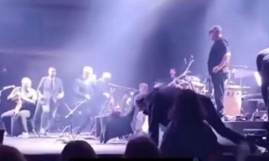 Συγκλονίζει το βίντεο με την κατάρρευση γνωστού Τούρκου τραγουδιστή σε συναυλία στην Κύπρο