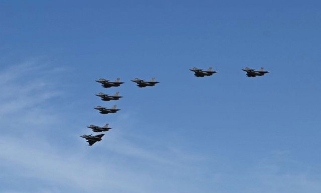 «Ηνίοχος 2025»: Διελεύσεις μαχητικών αεροσκαφών πάνω από Πελοπόννησο και Κυκλάδες