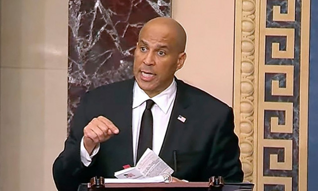 Κόρι Μπούκερ: Ο Δημοκρατικός γερουσιαστής που έσπασε όλα τα ρεκόρ, μιλώντας κατά του Τραμπ