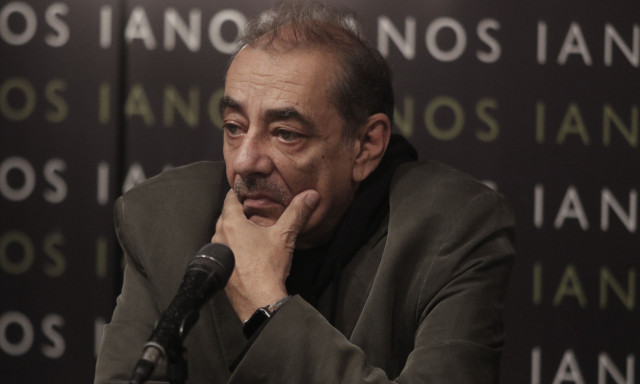 Αντώνης Καφετζόπουλος: «Φαίνεται ότι είχε όπλα κρότου λάμψης», απαντά ο Γιώργος Καλλιακμάνης.