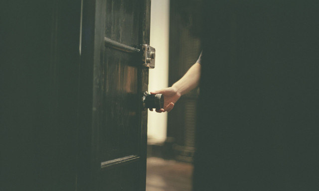 Μήνυσε τους γείτονές της επειδή την έβρισαν χυδαία όταν διαμαρτυρήθηκε για θόρυβο που προκαλούσαν