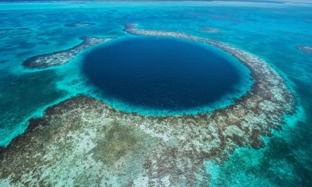 Βούτηξαν στην Μεγάλη Γαλάζια Τρύπα και έκαναν μια ανακάλυψη έξι χιλιετιών
