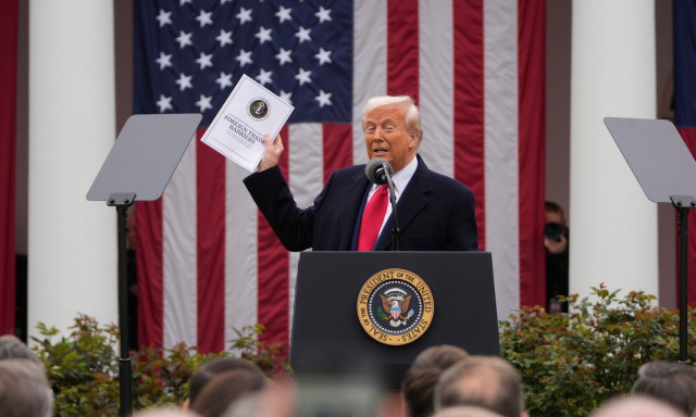 Παγκόσμια αναταραχή από τους δασμούς του Τραμπ – Ποιοι ζητούν αυτοσυγκράτηση και ποιοι «αντίποινα»