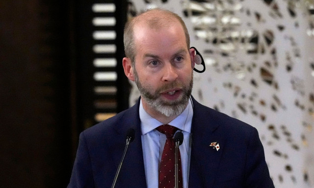 Η Βρετανία θέλει συμφωνία με τις ΗΠΑ – Δεν θα ανταποδώσει άμεσα τους δασμούς