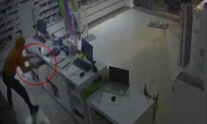 Μάνδρα: Κινηματογραφική διάρρηξη σε φαρμακείο – Έσπασαν με αυτοκίνητο την τζαμαρία