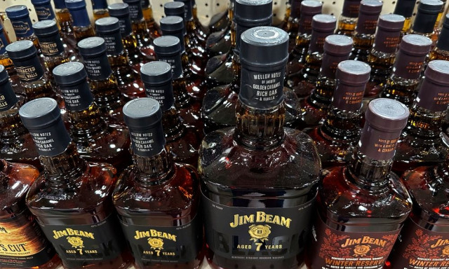 Δασμοί Τραμπ: Πώς θα απαντήσει η ΕE; To «σχέδιο μπέρμπον και μπλου τζιν» και ο πόλεμος στη Big Tech