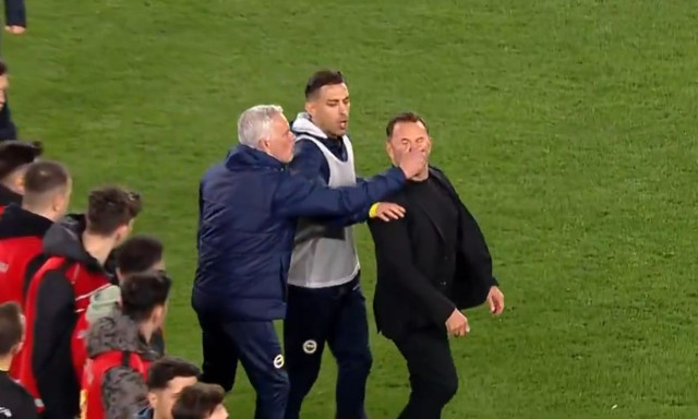 Επικό σκηνικό από Μουρίνιο - Έπιασε από τη μύτη τον κόουτς της Γαλατάσαραϊ μετά τον αποκλεισμό