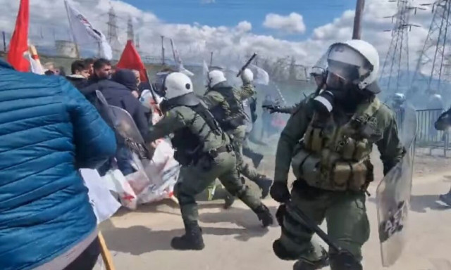 Κοζάνη: Σοβαρά επεισόδια μεταξύ διαδηλωτών και ΜΑΤ κατά την επίσκεψη Μητσοτάκη