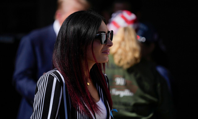 Λόρα Λούμερ: Η ακτιβίστρια του MAGA που «πήρε τα κεφάλια» στελεχών της κυβέρνησης Τραμπ