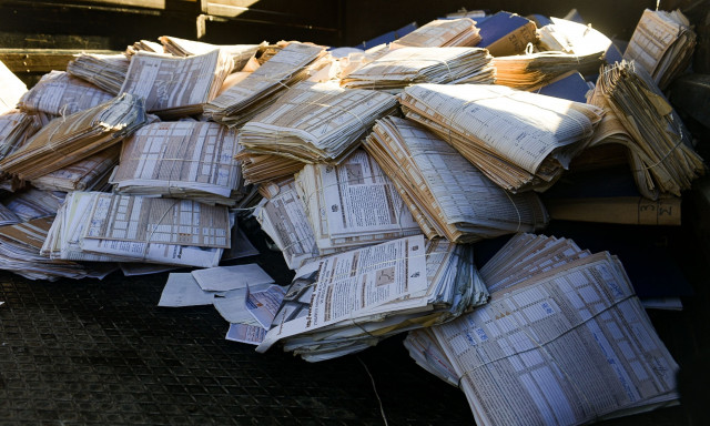 Αθάνατο ελληνικό Δημόσιο: Εικόνες διάλυσης σε γραφεία – Χειρόγραφα με… καρμπόν και χιλιάδες κουτιά