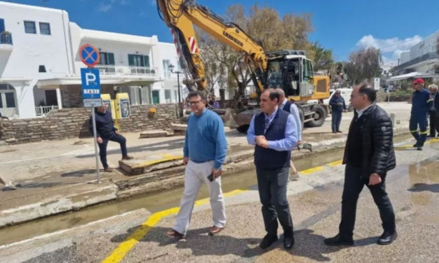 Αυτοψία του υφυπουργού Κλιματικής Κρίσης Κώστα Κατσαφάδου στην Πάρο