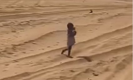 Χαστούκι στην παγκόσμια συνείδηση: Συγκλονίζει το βίντεο του παιδιού που περπατά μόνο του στην έρημο