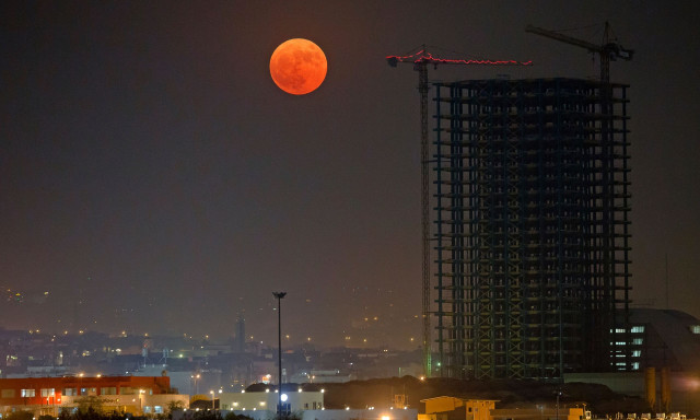 Η Σελήνη απομακρύνεται από τη Γη και φέρνει συγκλονιστικές αλλαγές στον χρόνο