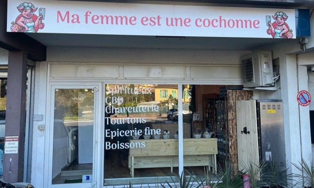 Γαλλία: «Η γυναίκα μου είναι γουρούνι» - Σάλος με την πινακίδα καταστήματος