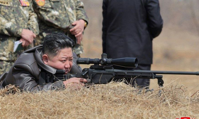 Πάτησε την σκανδάλη ο Κιμ: Με δερμάτινο μπουφάν και ύφος... σνάιπερ