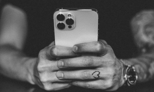 Τα σημάδια που δείχνουν ότι ξενοκοιτάει στην εποχή των social media- Τι είναι το «microcheating»;