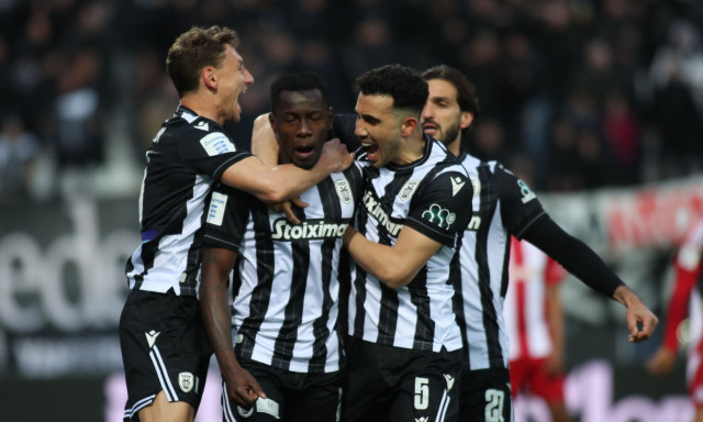 ΠΑΟΚ - Ολυμπιακός 2-1: Άντεξε με 10 και πλησίασε ακόμα περισσότερο στα... αστέρια