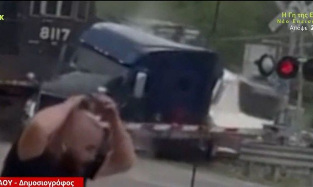 ΗΠΑ: Η στιγμή που τρένο συγκρούεται με φορτηγό που έχει κολλήσει σε ράγες - Σοκαριστικό βίντεο