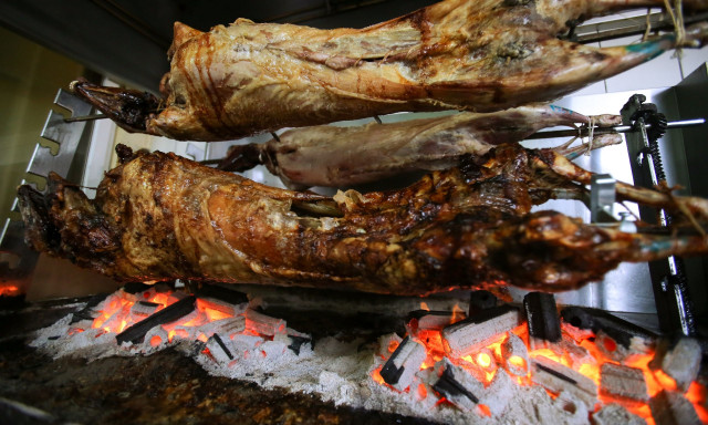 Πάσχα 2025: Σε τι τιμές θα αγοράσουμε τσουρέκια και κρέας - Τι συμβαίνει με τις λαμπάδες