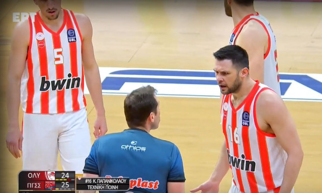 Ολυμπιακός - Πανιώνιος: Ξέφυγε ο Παπανικολάου μετά από τεχνική ποινή - Άγριο ξέσπασμα στον διαιτητή