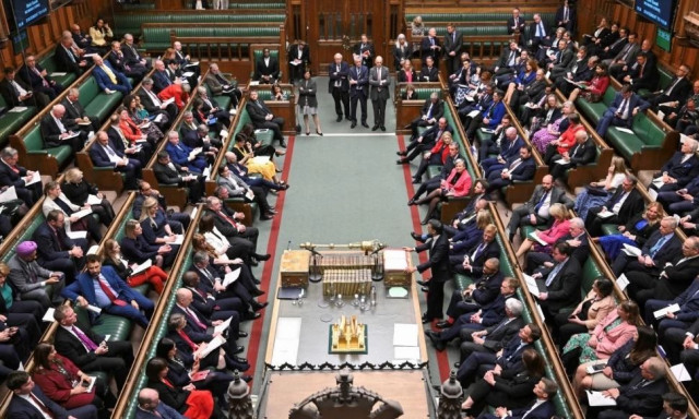 Σε διαθεσιμότητα βουλευτής των Εργατικών της Βρετανίας - Τον συνέλαβαν ως ύποπτο για βιασμό ανήλικης