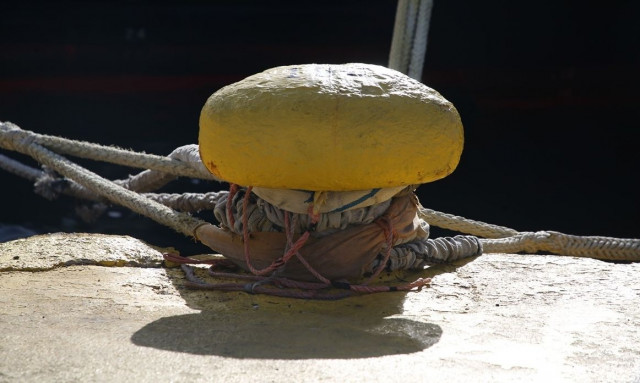 Συναγερμός στον Πειραιά: Αυτοκίνητο έπεσε στη θάλασσα