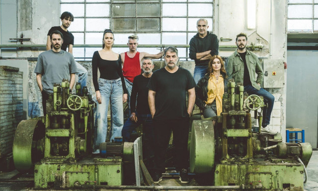 Ο Βασίλης Μπισμπίκης και η θεατρική ομάδα Cartel κάνουν επανεκκίνηση σε νέο χώρο στο Αιγάλεω