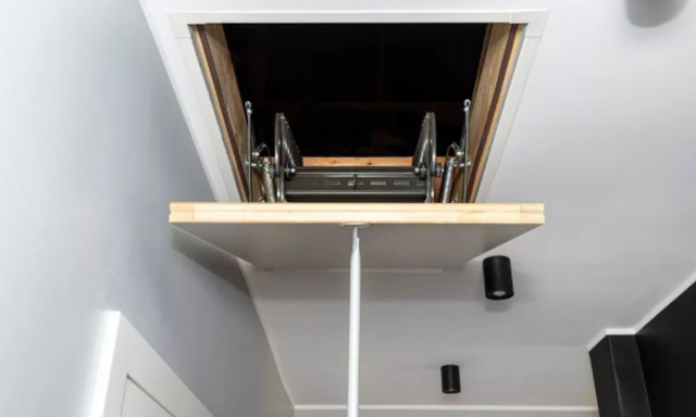 Γυναίκα ανακάλυψε τον πρώην σύντροφό της να ζει στη σοφίτα της 12 χρόνια μετά τον χωρισμό τους