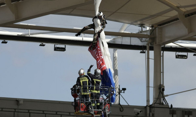 Γαλλία: Αλεξιπτωτιστής παγιδεύτηκε σε οροφή σταδίου καθυστερώντας την αρχή αγώνα