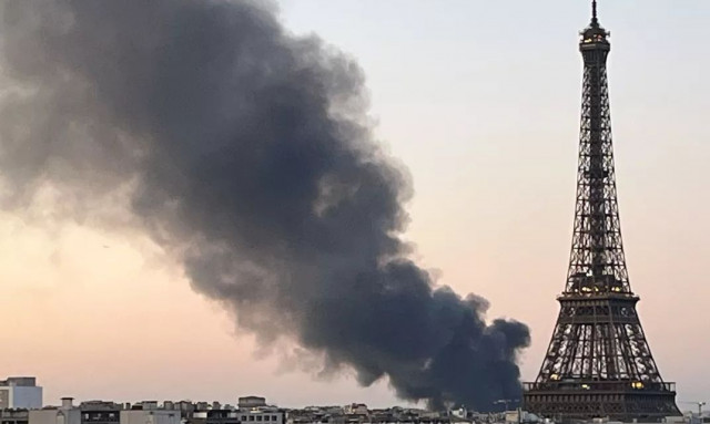 Γαλλία: Μεγάλη φωτιά ξέσπασε σε κέντρο διαλογής ανακυκλώσιμων υλικών στο Παρίσι - Δείτε βίντεο