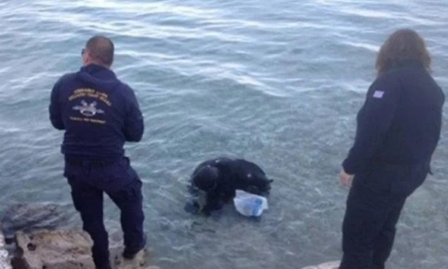 Θρίλερ στην Πάτρα: Κολυμβητής «ψάρεψε» όπλα από τον βυθό της θάλασσας