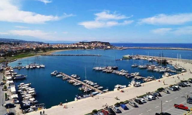 Ρέθυμνο: Τρέχουν σαν… τρελοί μέσα στην μαρίνα – «Μην πηγαίνεις γυρεύοντας»