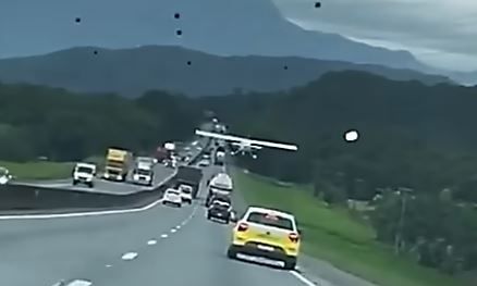 Βραζιλία: Εντυπωσιακό βίντεο με μονοκινητήριο αεροσκάφος έκανε προσγείωση ανάμεσα σε αυτοκίνητα