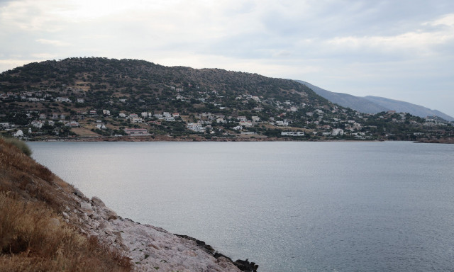 Μετώπη: To νησάκι ανάμεσα σε Αίγινα και Αγκίστρι με την κατάλευκη άμμο και τα γαλαζοπράσινα νερά