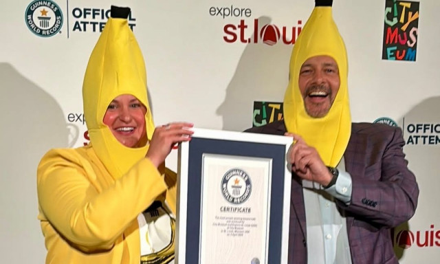 309 άτομα φόρεσαν καπέλα μπανάνας για να σπάσουν το παγκόσμιο ρεκόρ Γκίνες σε μουσείο του Μιζούρι