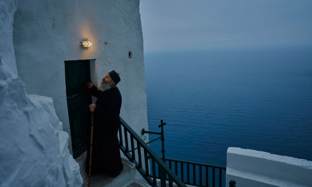 Αμοργός: Ο Έλληνας μοναχός που έγινε θέμα στο Associated Press