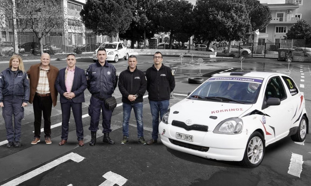 Τα παιδιά που μαθαίνουν τους κανόνες οδικής ασφάλειας με ένα αγωνιστικό όχημα της ΕΛ.ΑΣ.