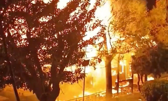 Αθήνα: Στις φλόγες λεωφορείο στα Κάτω Πατήσια